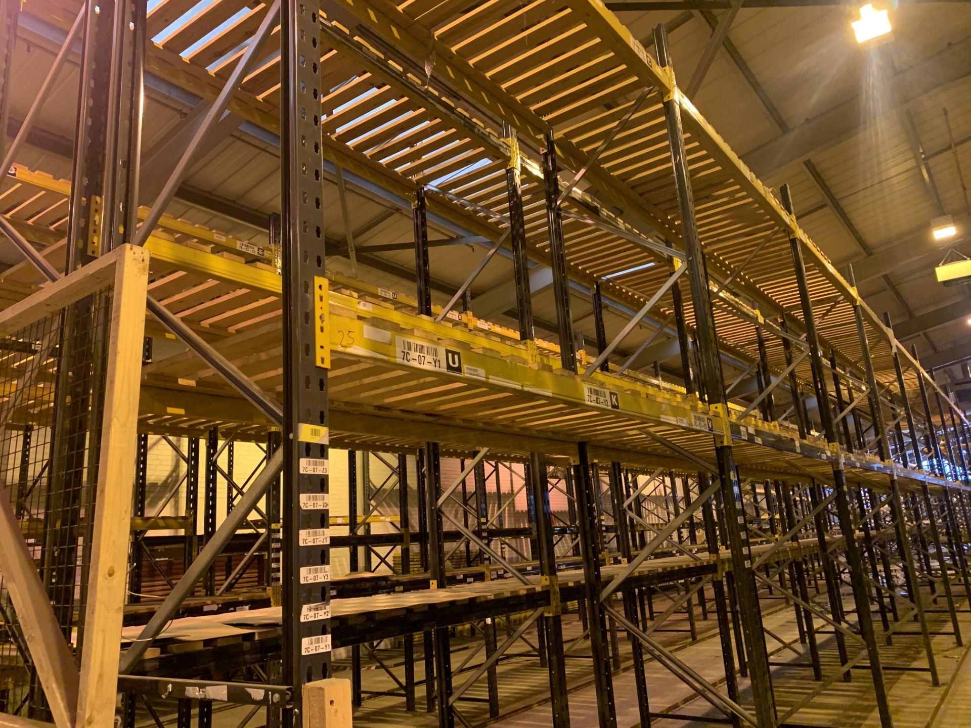 9 BAYS OF LINK 51 PALLET RACKING INC: 10 UPRIGHTS & 36 CROSS BEAMS. EACH BAY MEASURES: 4.8M(H) X 1. - Image 2 of 3