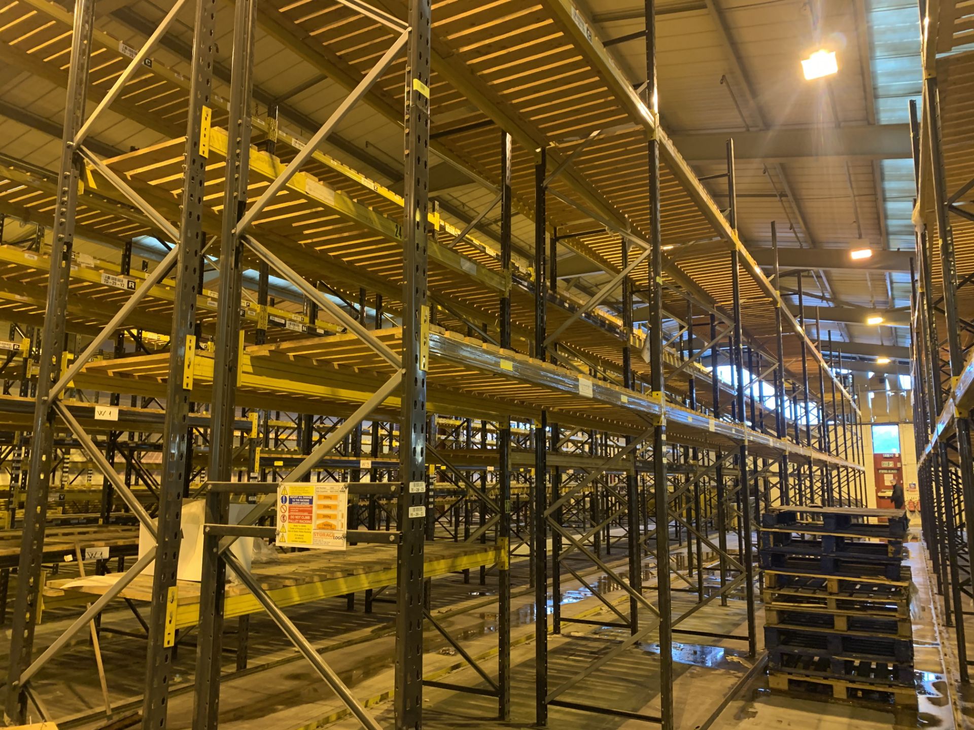 10 BAYS OF LINK 51 PALLET RACKING INC: 11 UPRIGHTS & 40 CROSS BEAMS. EACH BAY MEASURES: 5.2M(H) X - Image 2 of 3