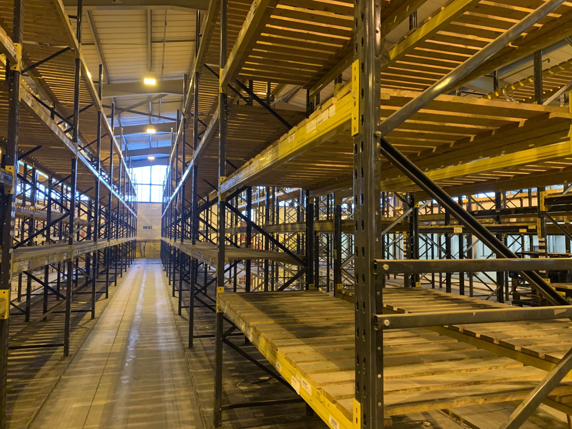 11 BAYS OF LINK 51 PALLET RACKING INC: 12 UPRIGHTS & 68 CROSS BEAMS. EACH BAY MEASURES: 5.2M(H) X - Image 3 of 3