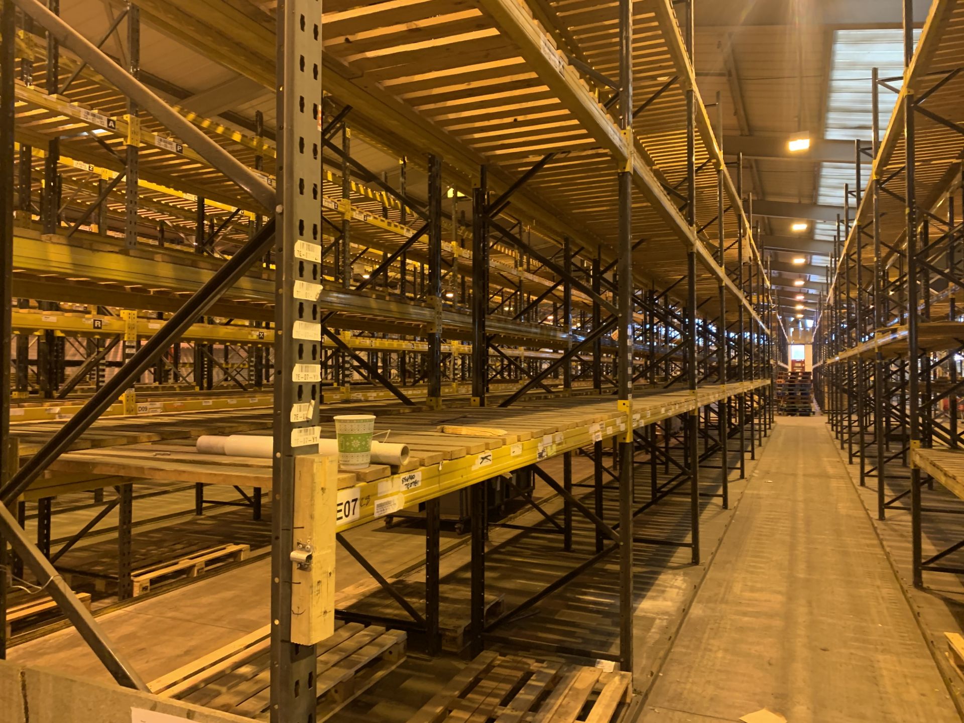 9 BAYS OF LINK 51 PALLET RACKING INC: 10 UPRIGHTS & 52 CROSS BEAMS. EACH BAY MEASURES: 5.2M(H) X 1. - Image 3 of 3