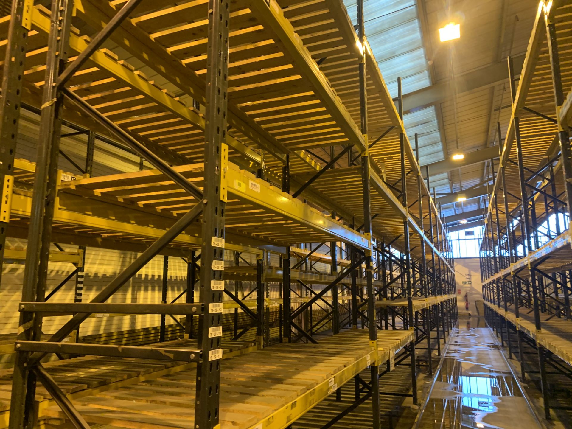 11 BAYS OF LINK 51 PALLET RACKING INC: 12 UPRIGHTS & 68 CROSS BEAMS. EACH BAY MEASURES: 5.2M(H) X - Image 2 of 3