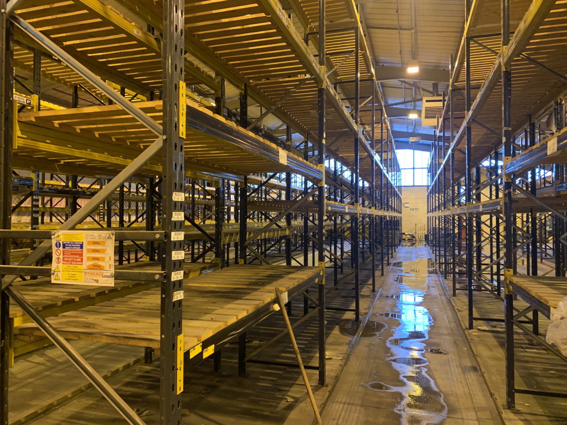 11 BAYS OF LINK 51 PALLET RACKING INC: 12 UPRIGHTS & 68 CROSS BEAMS. EACH BAY MEASURES: 5.2M(H) X - Image 3 of 3