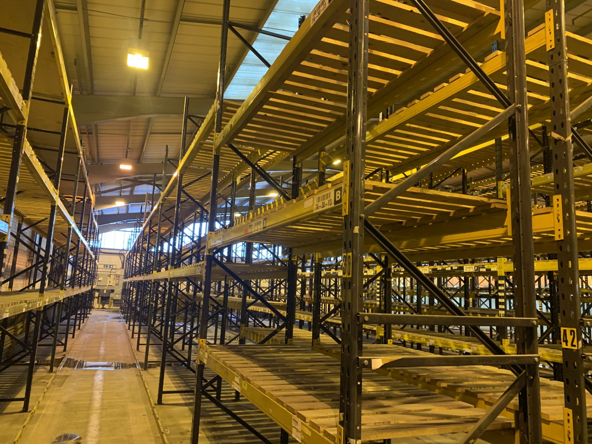 11 BAYS OF LINK 51 PALLET RACKING INC: 12 UPRIGHTS & 46 CROSS BEAMS. EACH BAY MEASURES: 4.8M(H) X - Image 2 of 3