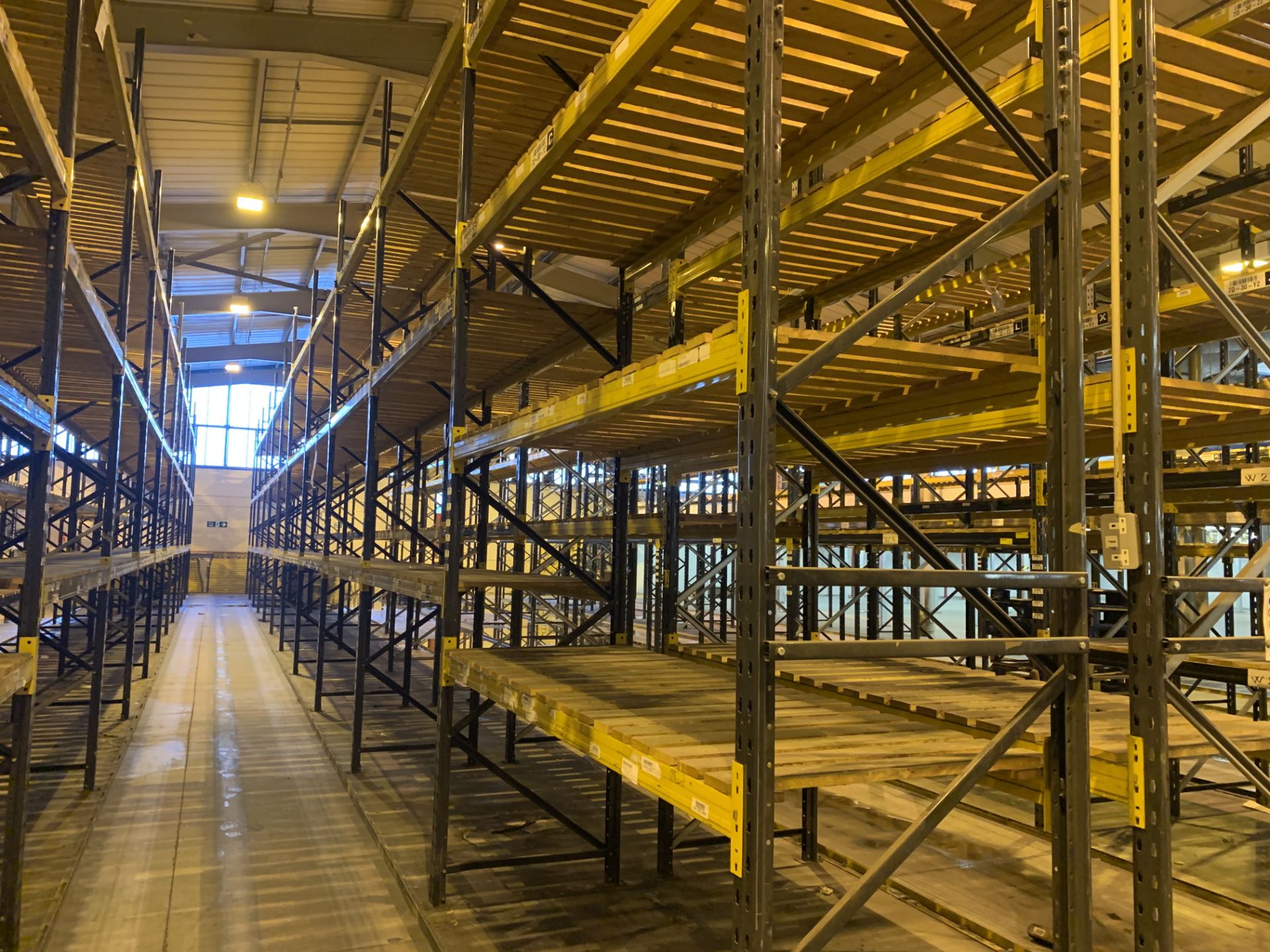 11 BAYS OF LINK 51 PALLET RACKING INC: 12 UPRIGHTS & 68 CROSS BEAMS. EACH BAY MEASURES: 5.2M(H) X