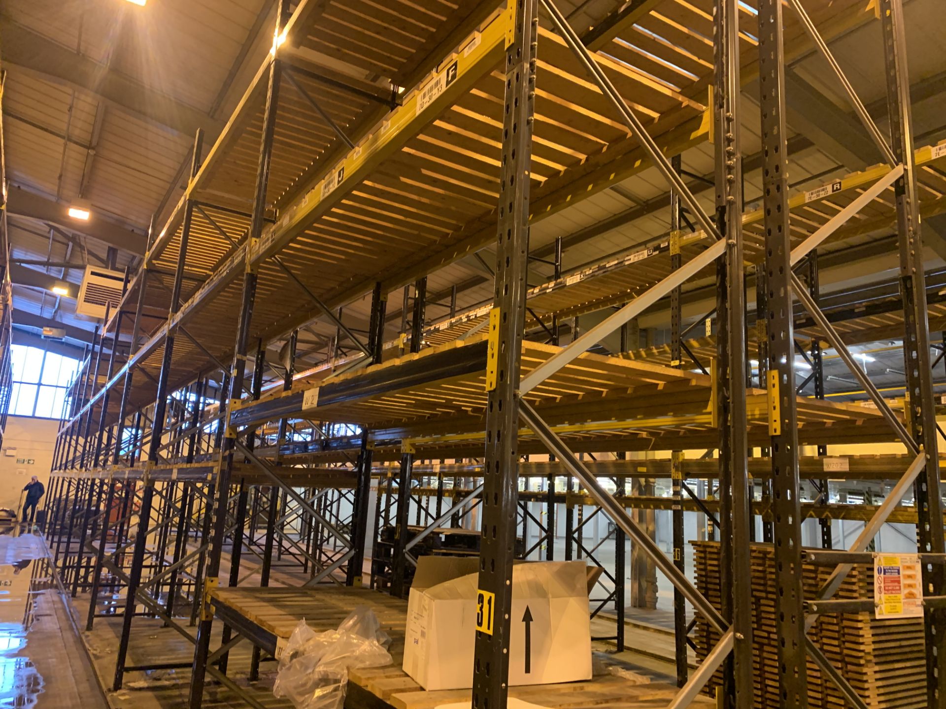 10 BAYS OF LINK 51 PALLET RACKING INC: 11 UPRIGHTS & 60 CROSS BEAMS. EACH BAY MEASURES: 5.2M(H) X - Image 2 of 3