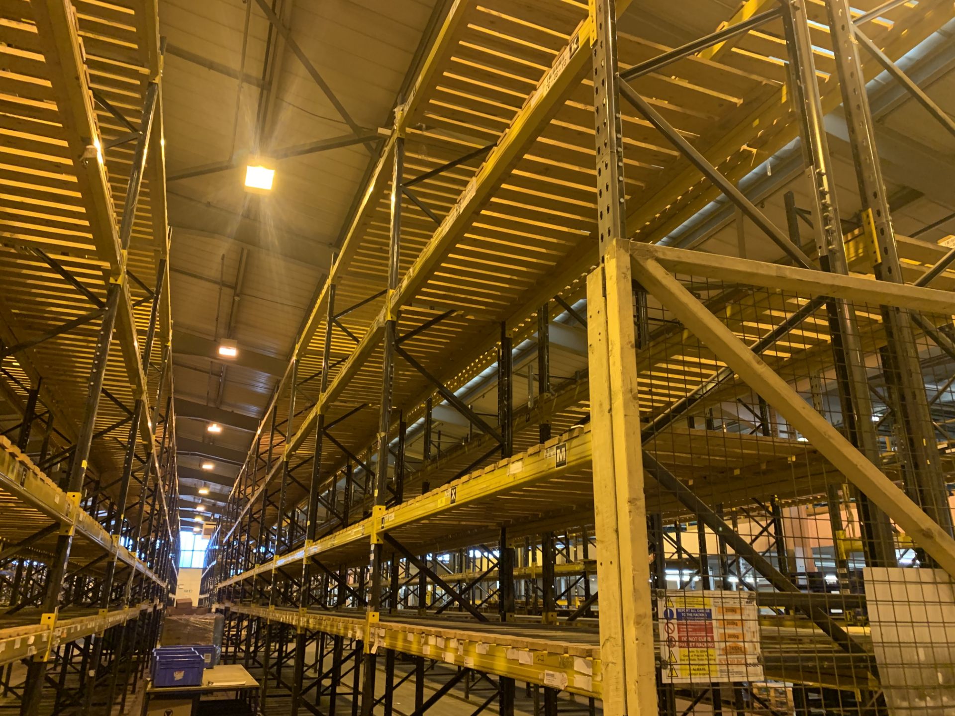 9 BAYS OF LINK 51 PALLET RACKING INC: 10 UPRIGHTS & 72 CROSS BEAMS. EACH BAY MEASURES: 5.2M(H) X 1. - Image 2 of 3