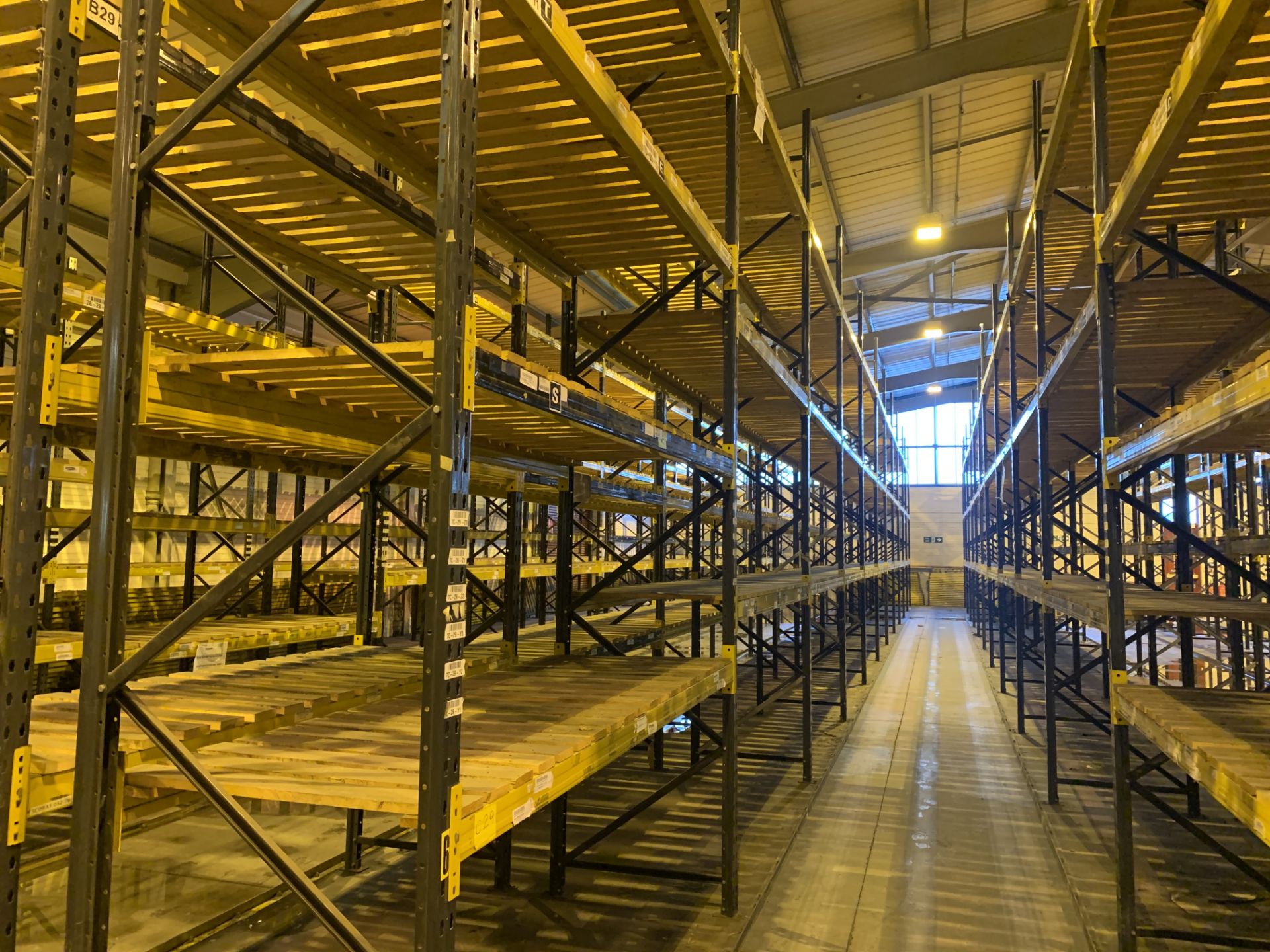 11 BAYS OF LINK 51 PALLET RACKING INC: 12 UPRIGHTS & 68 CROSS BEAMS. EACH BAY MEASURES: 5.2M(H) X