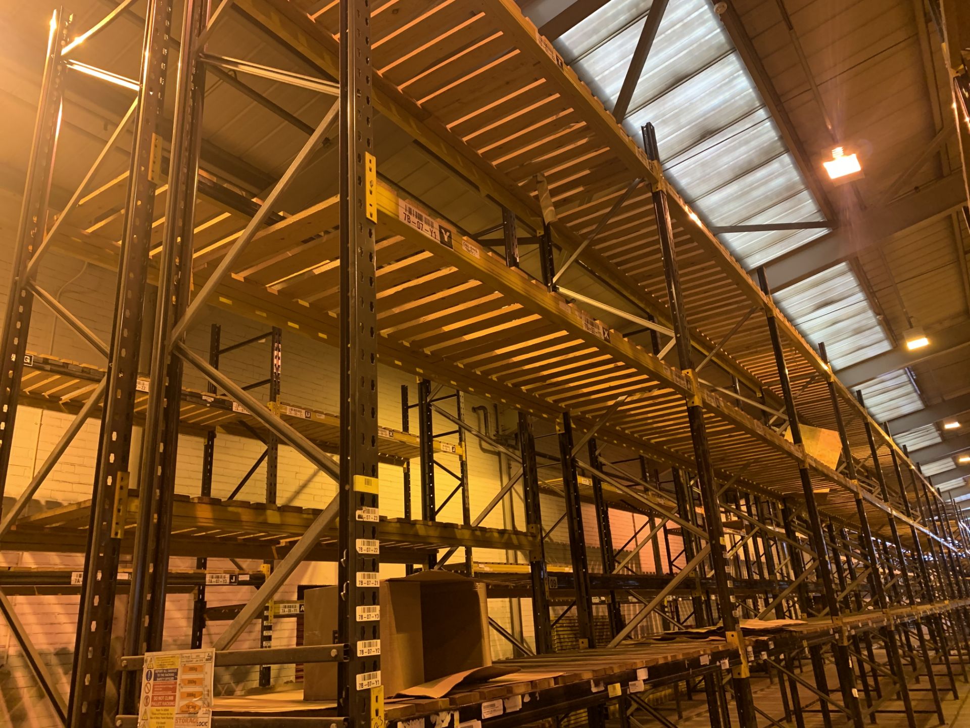 9 BAYS OF LINK 51 PALLET RACKING INC: 10 UPRIGHTS & 54 CROSS BEAMS. EACH BAY MEASURES: 4.8M(H) X 1. - Image 2 of 3