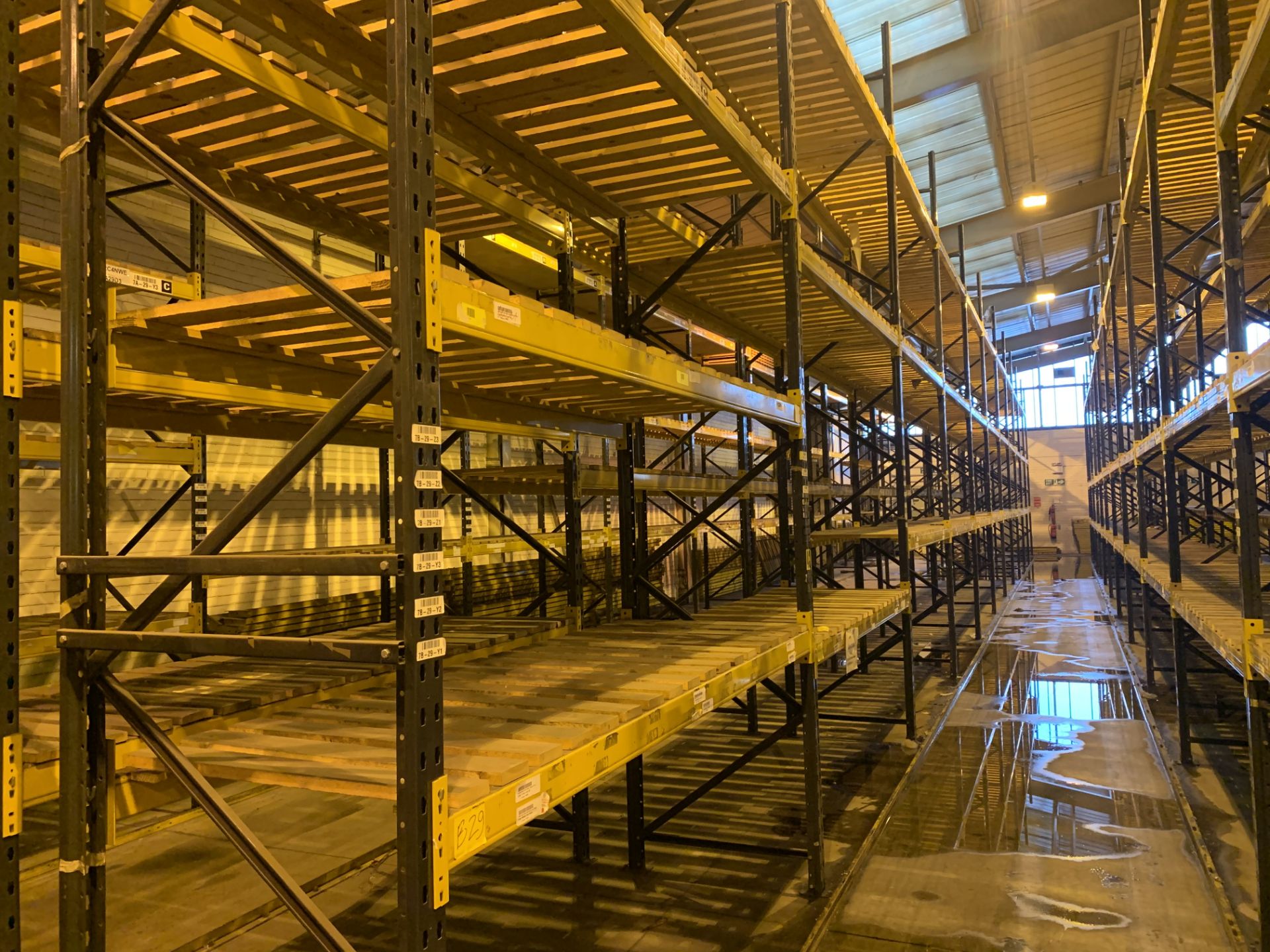 11 BAYS OF LINK 51 PALLET RACKING INC: 12 UPRIGHTS & 68 CROSS BEAMS. EACH BAY MEASURES: 5.2M(H) X - Image 3 of 3