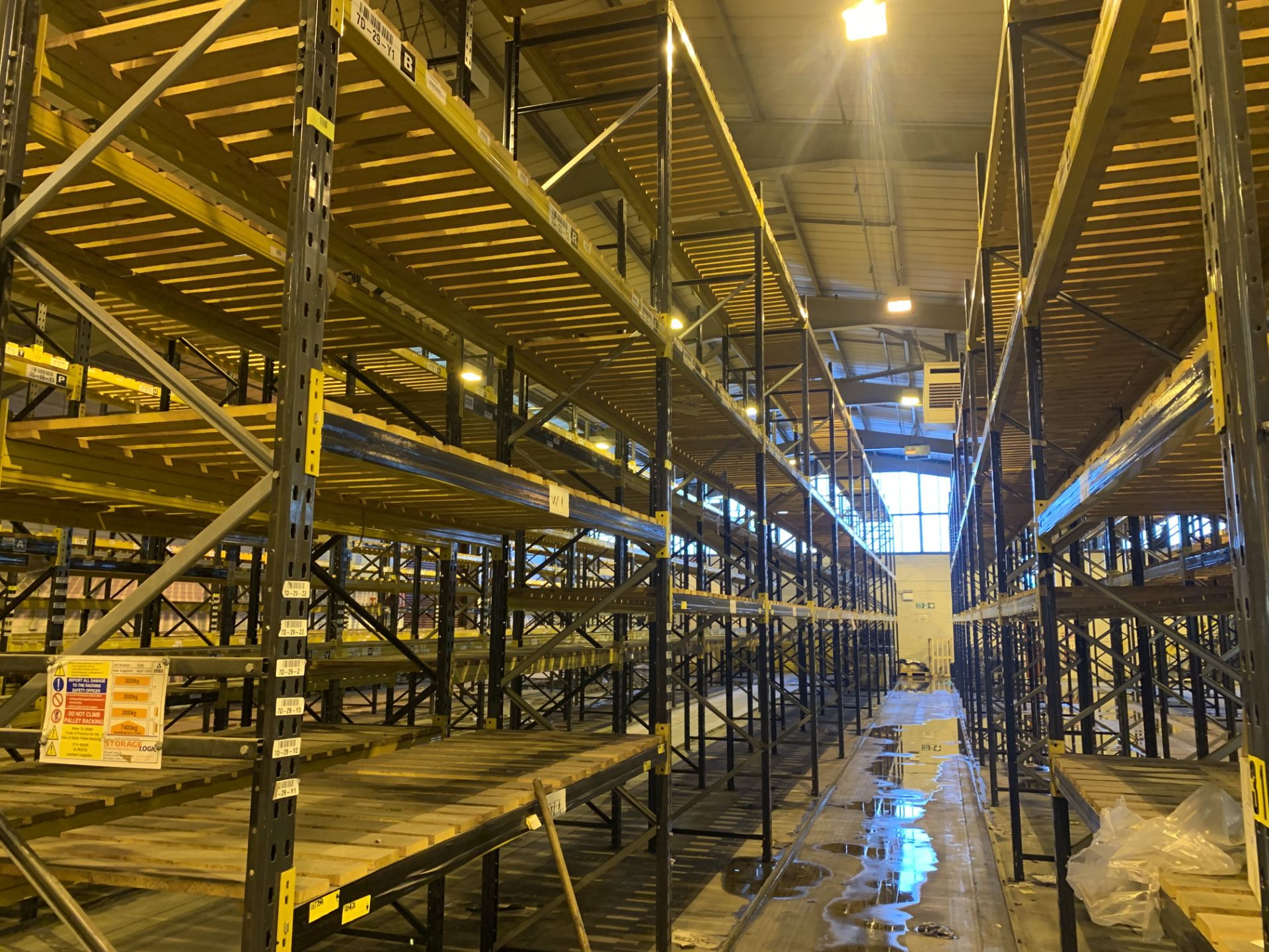 11 BAYS OF LINK 51 PALLET RACKING INC: 12 UPRIGHTS & 68 CROSS BEAMS. EACH BAY MEASURES: 5.2M(H) X - Image 2 of 3