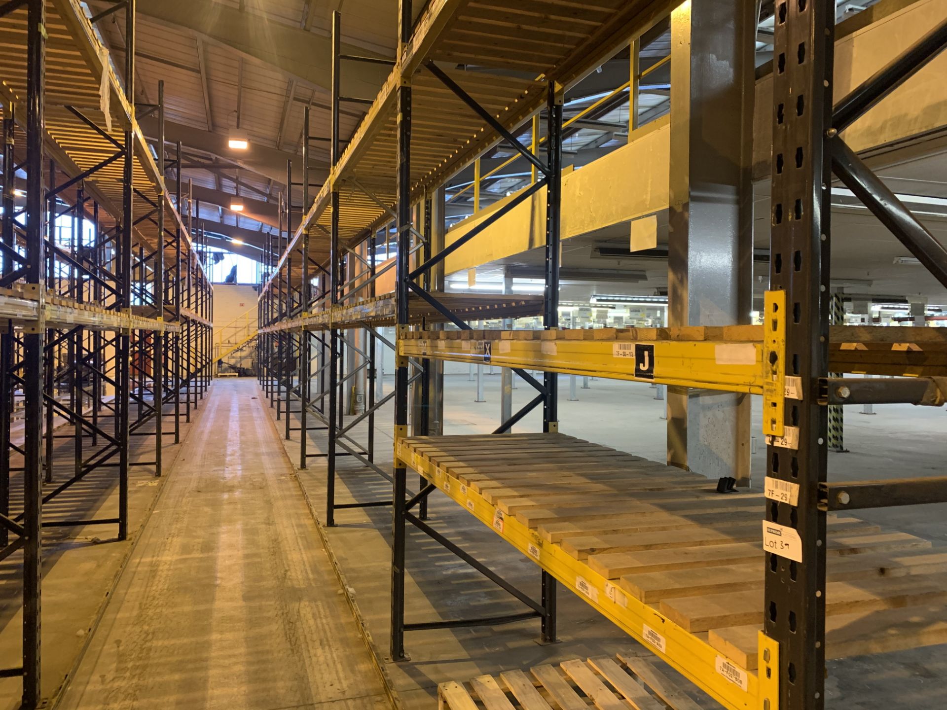 10 BAYS OF LINK 51 PALLET RACKING INC: 11 UPRIGHTS & 42 CROSS BEAMS. EACH BAY MEASURES: 4.8M(H) X - Image 3 of 3