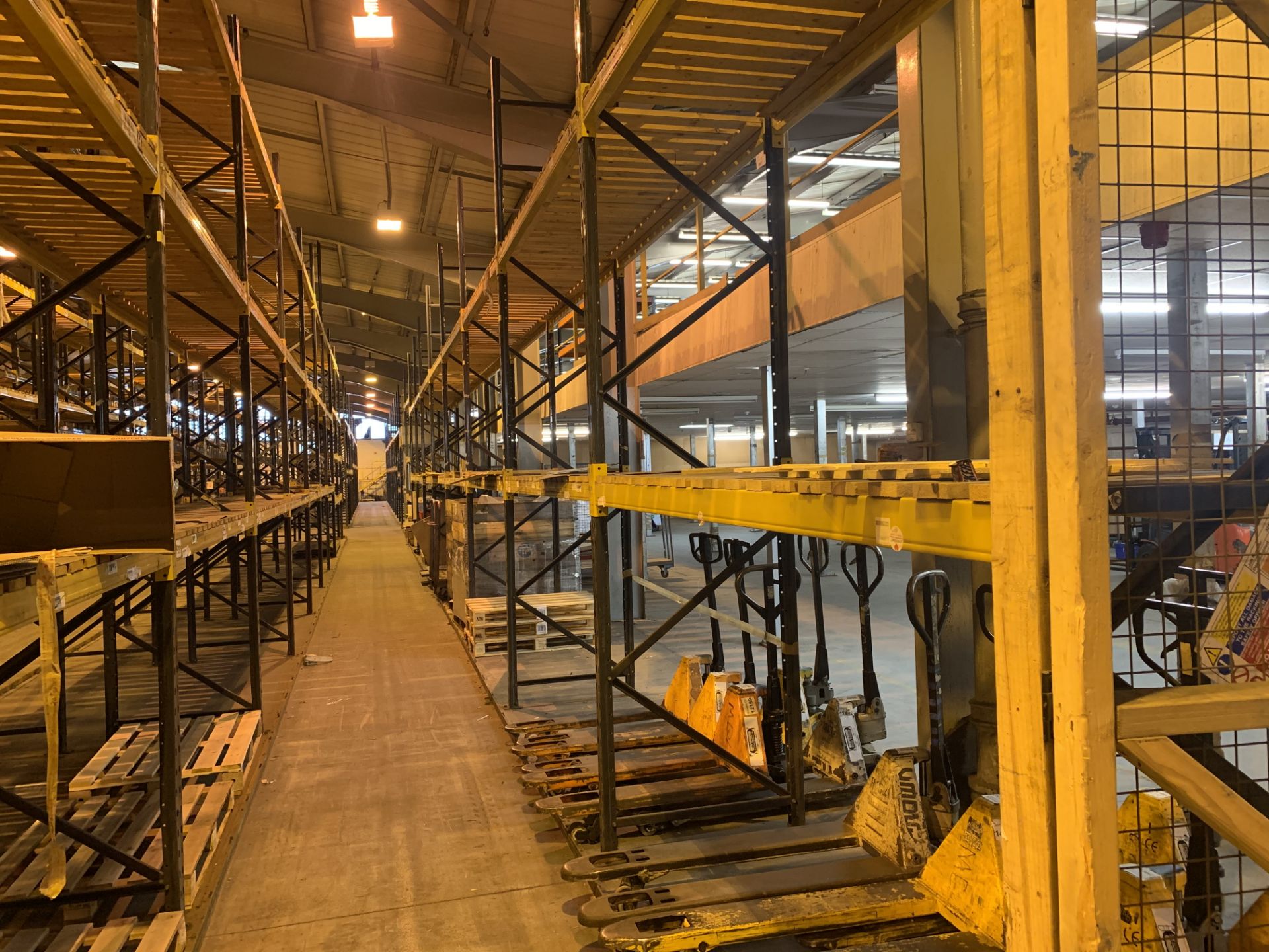 9 BAYS OF LINK 51 PALLET RACKING INC: 10 UPRIGHTS & 38 CROSS BEAMS. EACH BAY MEASURES: 4.8M(H) X 1. - Image 3 of 3