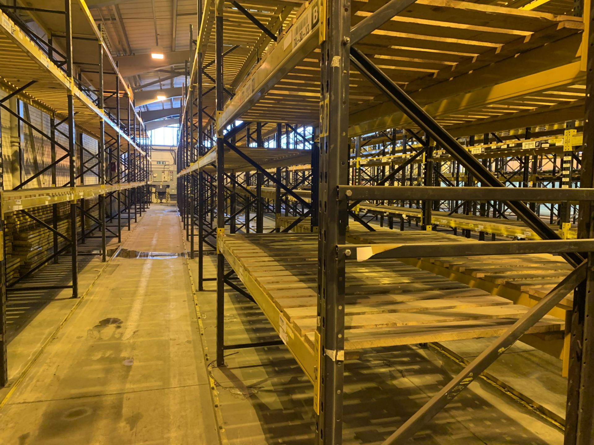 11 BAYS OF LINK 51 PALLET RACKING INC: 12 UPRIGHTS & 46 CROSS BEAMS. EACH BAY MEASURES: 4.8M(H) X - Image 3 of 3