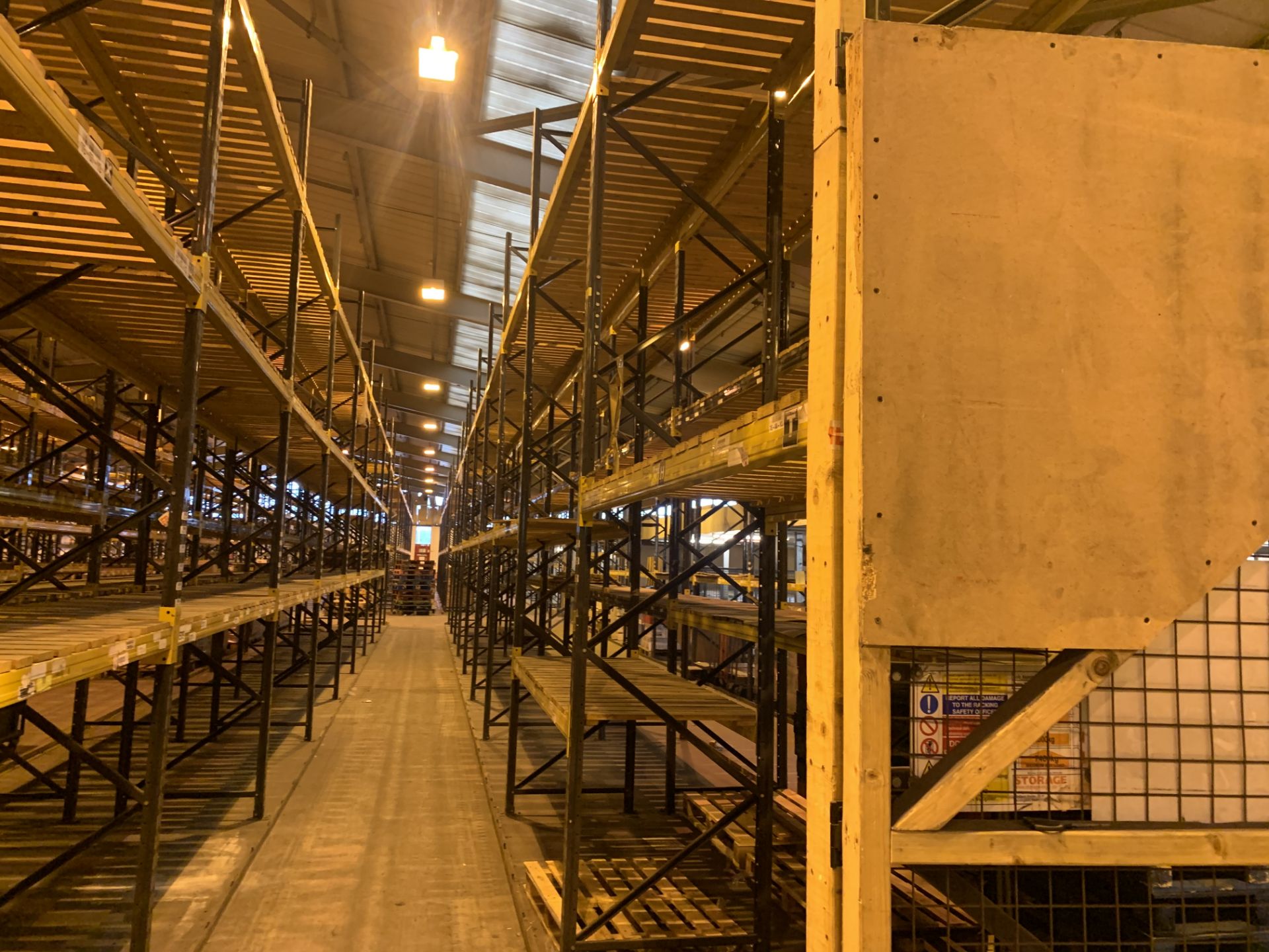 9 BAYS OF LINK 51 PALLET RACKING INC: 10 UPRIGHTS & 36 CROSS BEAMS. EACH BAY MEASURES: 5.2M(H) X 1. - Image 3 of 3