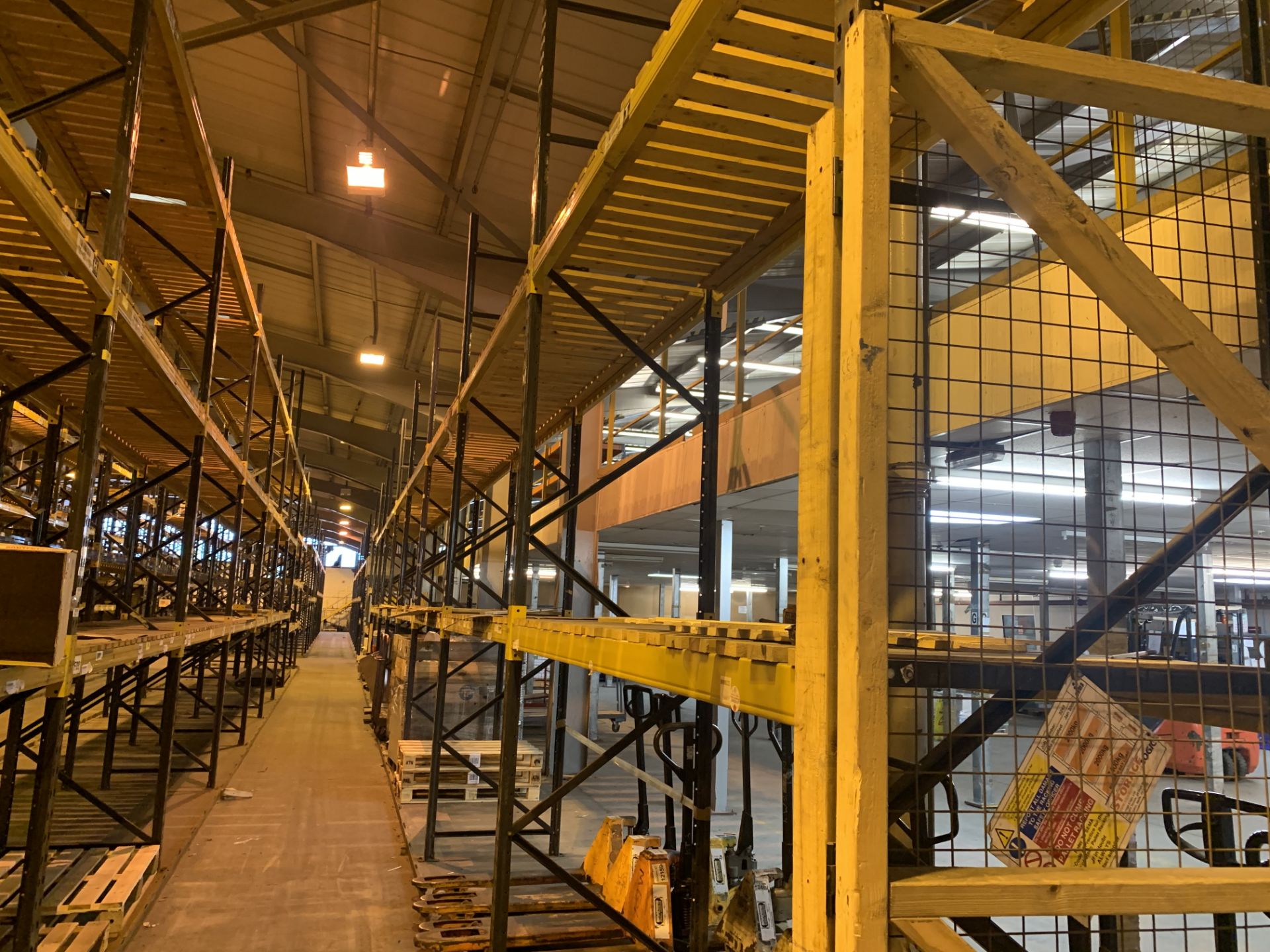 9 BAYS OF LINK 51 PALLET RACKING INC: 10 UPRIGHTS & 38 CROSS BEAMS. EACH BAY MEASURES: 4.8M(H) X 1. - Image 2 of 3