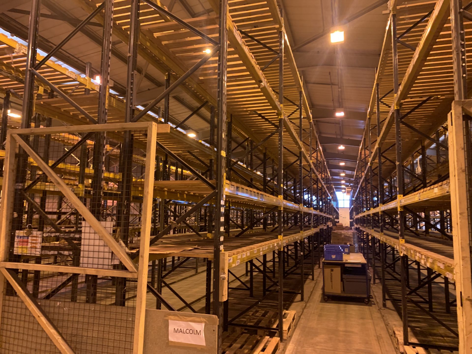 9 BAYS OF LINK 51 PALLET RACKING INC: 10 UPRIGHTS & 72 CROSS BEAMS. EACH BAY MEASURES: 5.2M(H) X 1. - Image 3 of 3