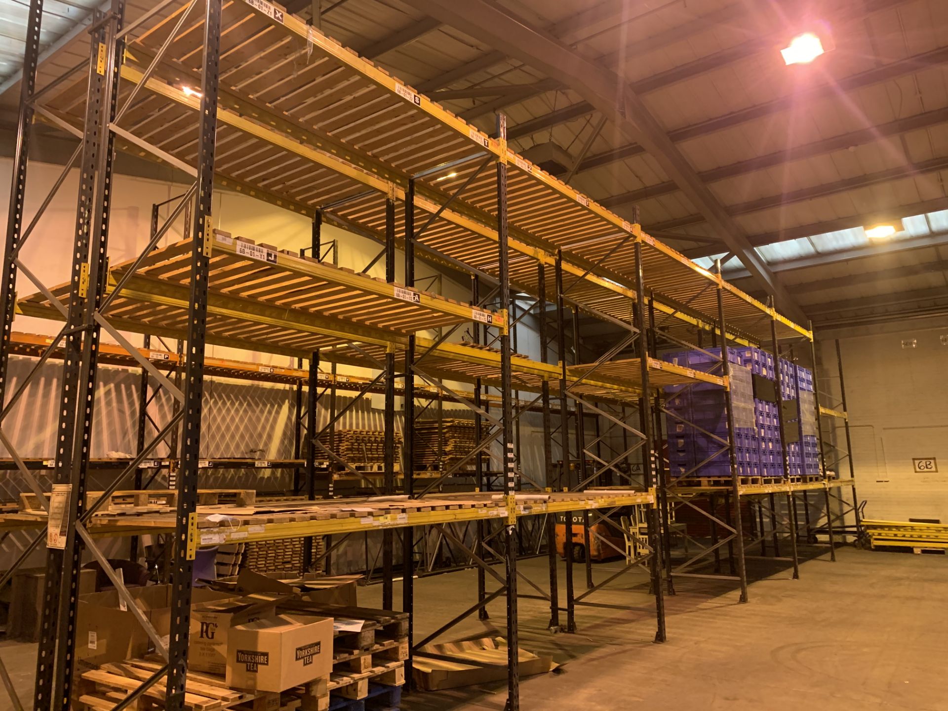 6 BAYS OF LINK 51 PALLET RACKING INC: 7 UPRIGHTS & 24 CROSS BEAMS. EACH BAY MEASURES: 4.8M(H) X 1.