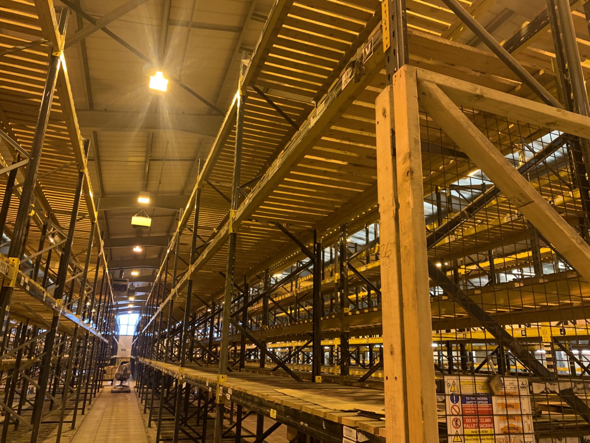 9 BAYS OF LINK 51 PALLET RACKING INC: 10 UPRIGHTS & 54 CROSS BEAMS. EACH BAY MEASURES: 4.8M(H) X 1. - Image 2 of 3