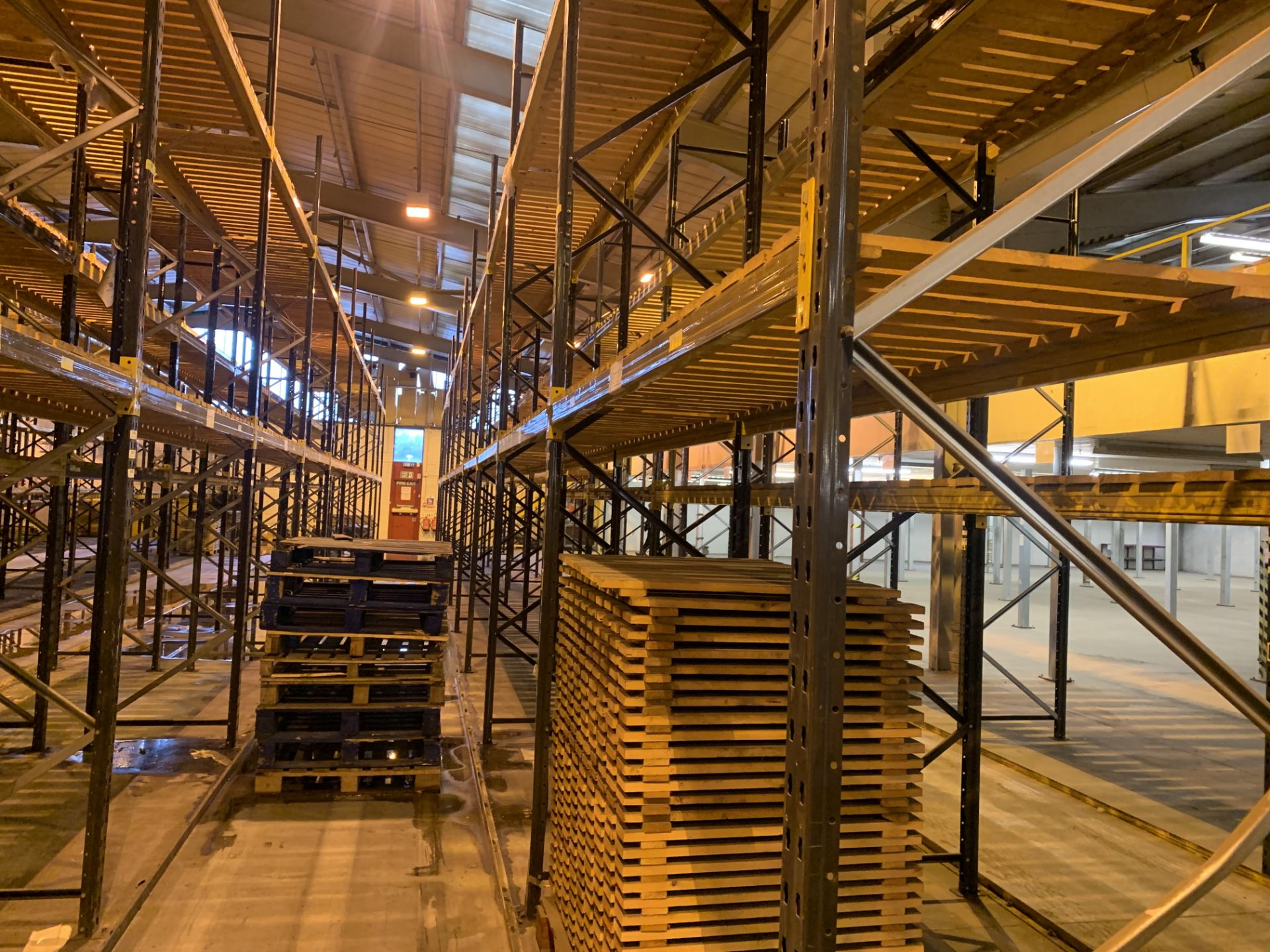 10 BAYS OF LINK 51 PALLET RACKING INC: 11 UPRIGHTS & 40 CROSS BEAMS. EACH BAY MEASURES: 5.2M(H) X - Image 3 of 3