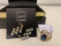 LOT CONTAINING FASHION RING WITH BLUE AND WHITE STONES AND A PAIR OF EARRINGS