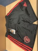 (NO VAT) 9 X BRAND NEW MANCHESTER UNITED BLACK AND RED SHORTS SIZE 9-10 (137/18)