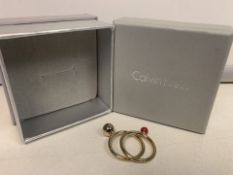 2 X CALVIN KLEIN GOLD COLOURED FASHION RINGS WITH DISPLAY BOX (17/25)