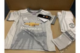 (NO VAT) 4 X BRAND NEW MANCHESTER UNITED GREY AND WHITE FULL KIT SIZE 18-24M (128/18/5)