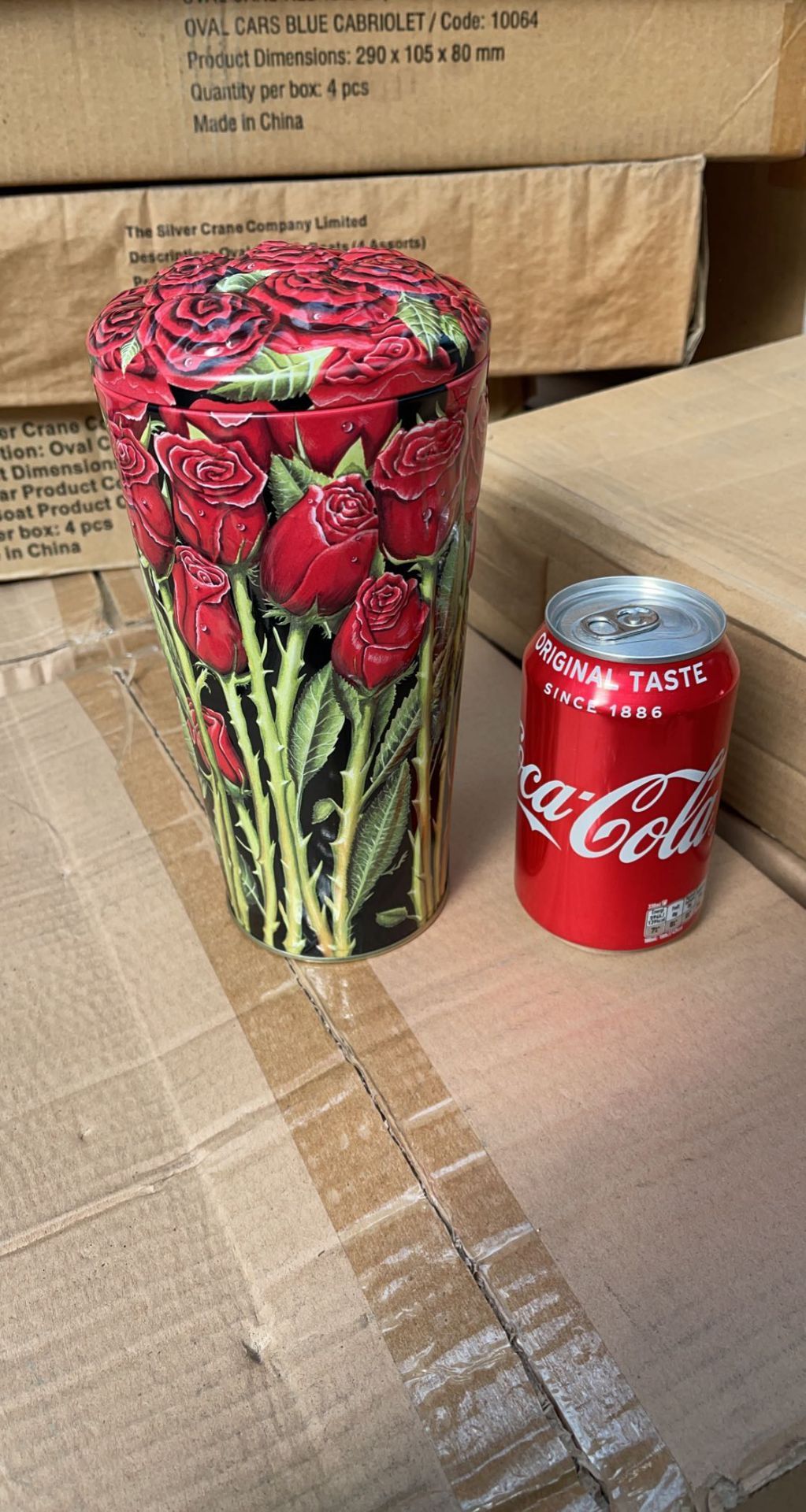 1 x Pallet containing THE SILVER CRANE CO tins - Large Red Rose Flower Vase Tin 29 x 12