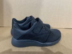 (NO VAT) 12 X BRAND NEW BLACK SNEAKERS SIZE i10 (260/1)