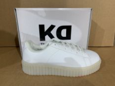 (NO VAT) 4 X BRAND NEW KIDS DIVISION LIGHT UP WHITE SNEAKERS SIZE J5 (416/1)