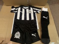 (NO VAT) 10 X BRAND NEW NEWCASTLE UNITED FULL KITS AGE 1-2 YEARS