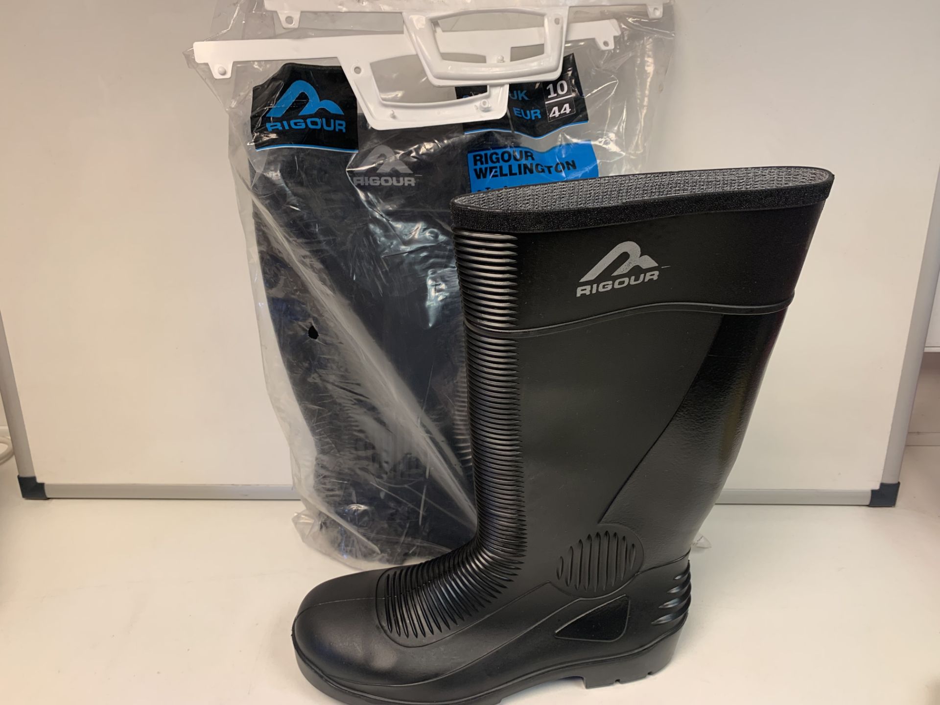 7 X NEW PACKAGED RIGOUR BLACK SAFETY WELLINGTON BOOTS SIZE 10