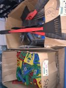 170 PIECE MIXED LOT INCLUDING ICE SCRAPERS, WHEEL BRUSHES, GARMIN CARRY CASES ETC (789/8)