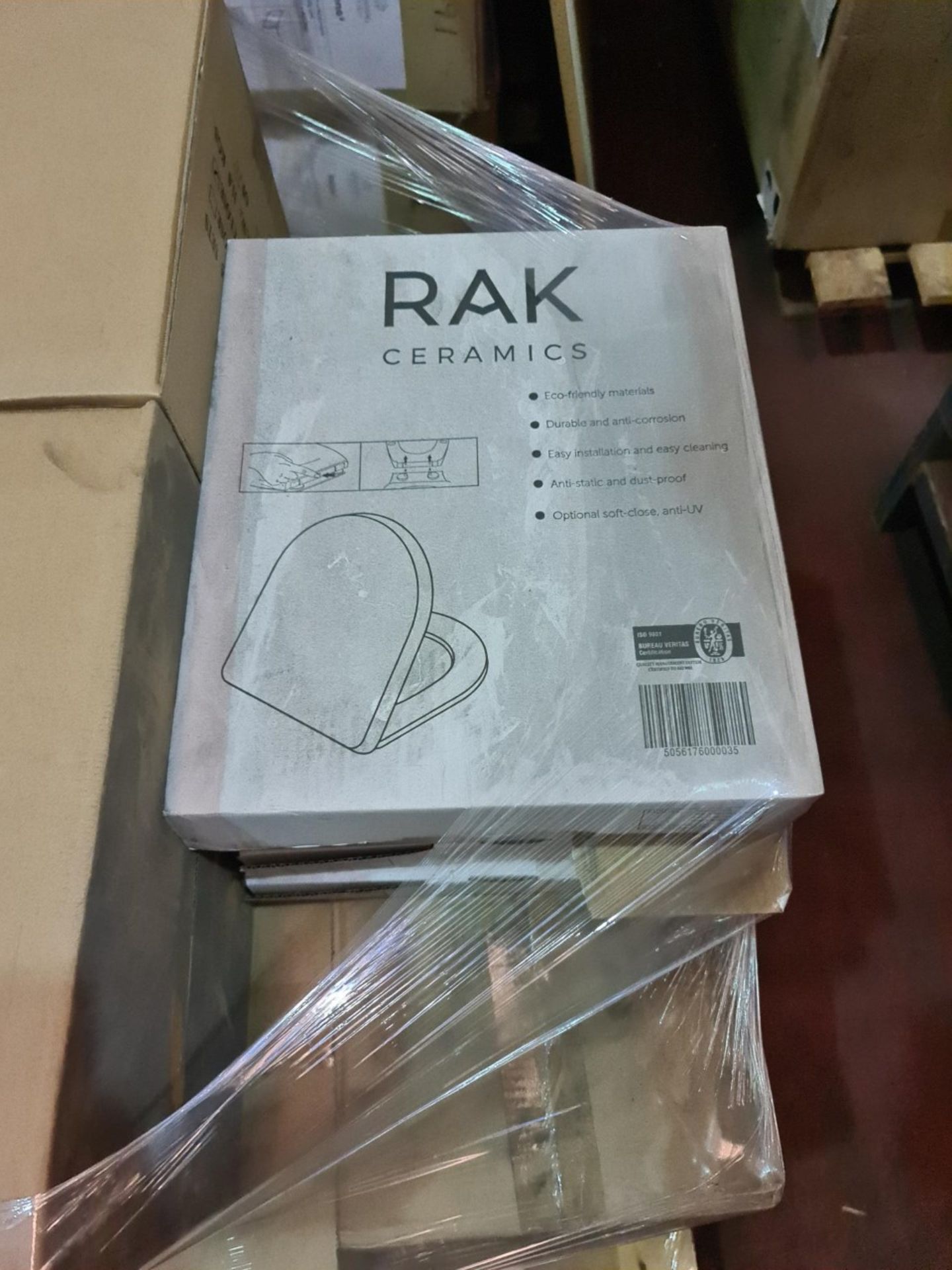 (L12) PALLET TO CONTAIN 39 x NEW BOXED RAK RESORT QUICK RELEASE SOFT CLOSE TOILET SEATS. RRP £55 - Image 2 of 2