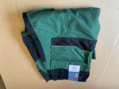 12 X BRAND NEW DICKIES PRO GREEN/BLACK SHORTS SIZE 46/32/42 (50/15)