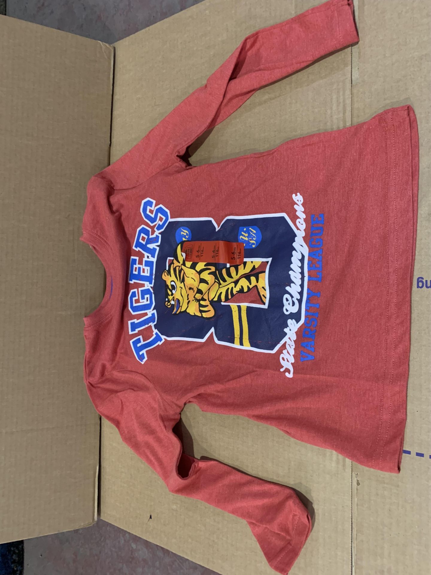 (NO VAT) 80 X BRAND NEW TIGERS RED CHILDRENS T SHIRTS SIZE 5-6 YEARS IN 2 BOXES (291/15)