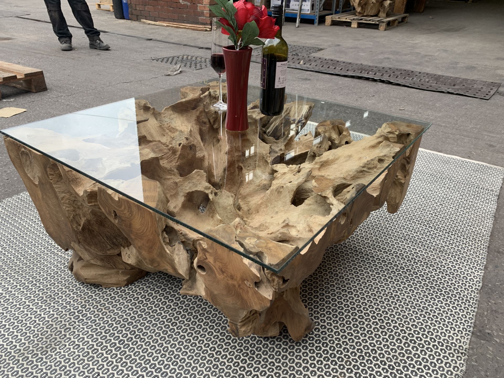 SOLID WOODEN TEAK ROOT SQUARE COFFEE TABLE WITH GLASS TOP L80 X W80 X H40 RRP £895 - Image 2 of 4