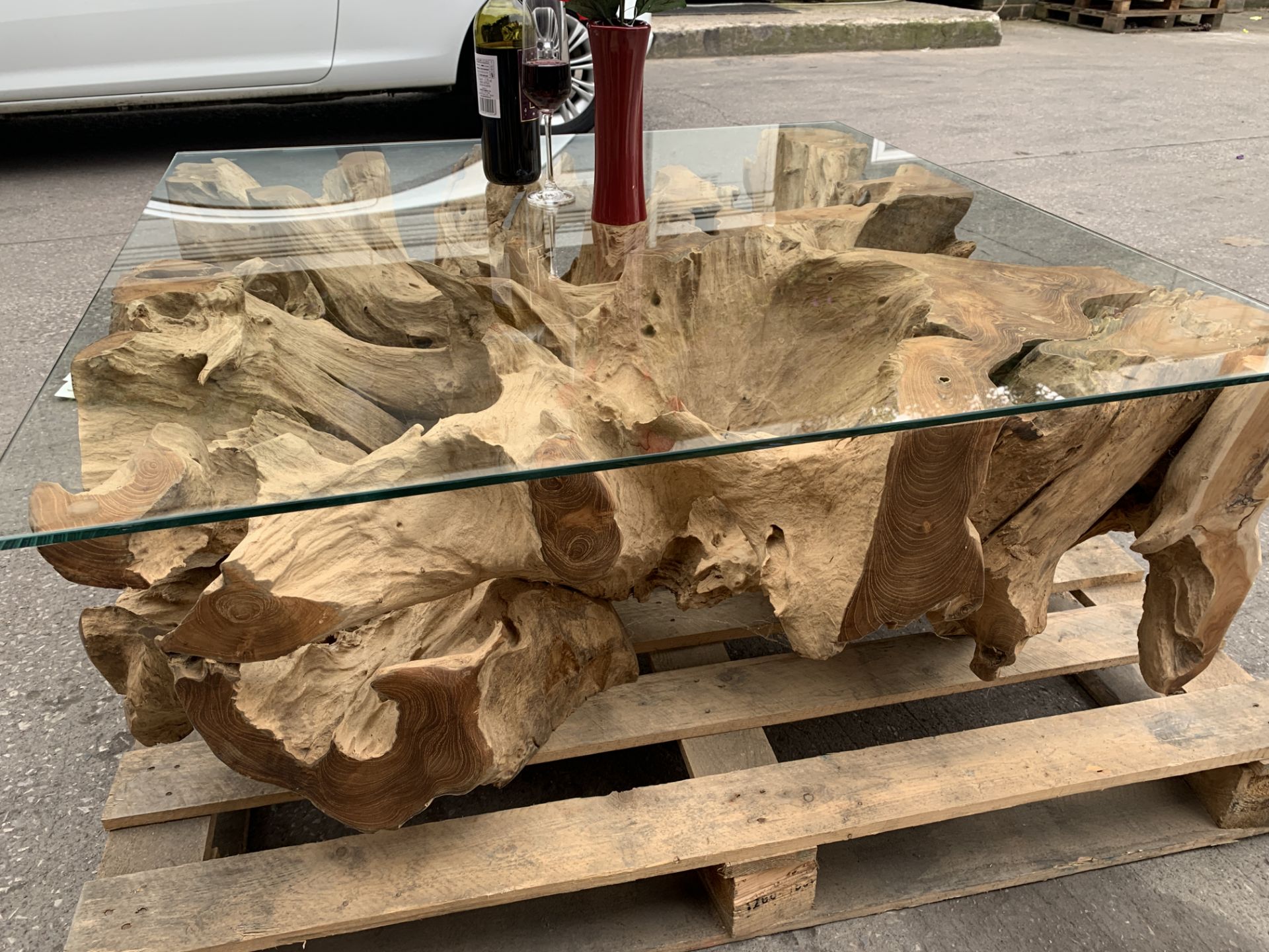 SOLID WOODEN TEAK ROOT SQAURE COFFEE TABLE WITH GLASS TOP L100 X W100 X H40 RRP £995 - Image 4 of 4