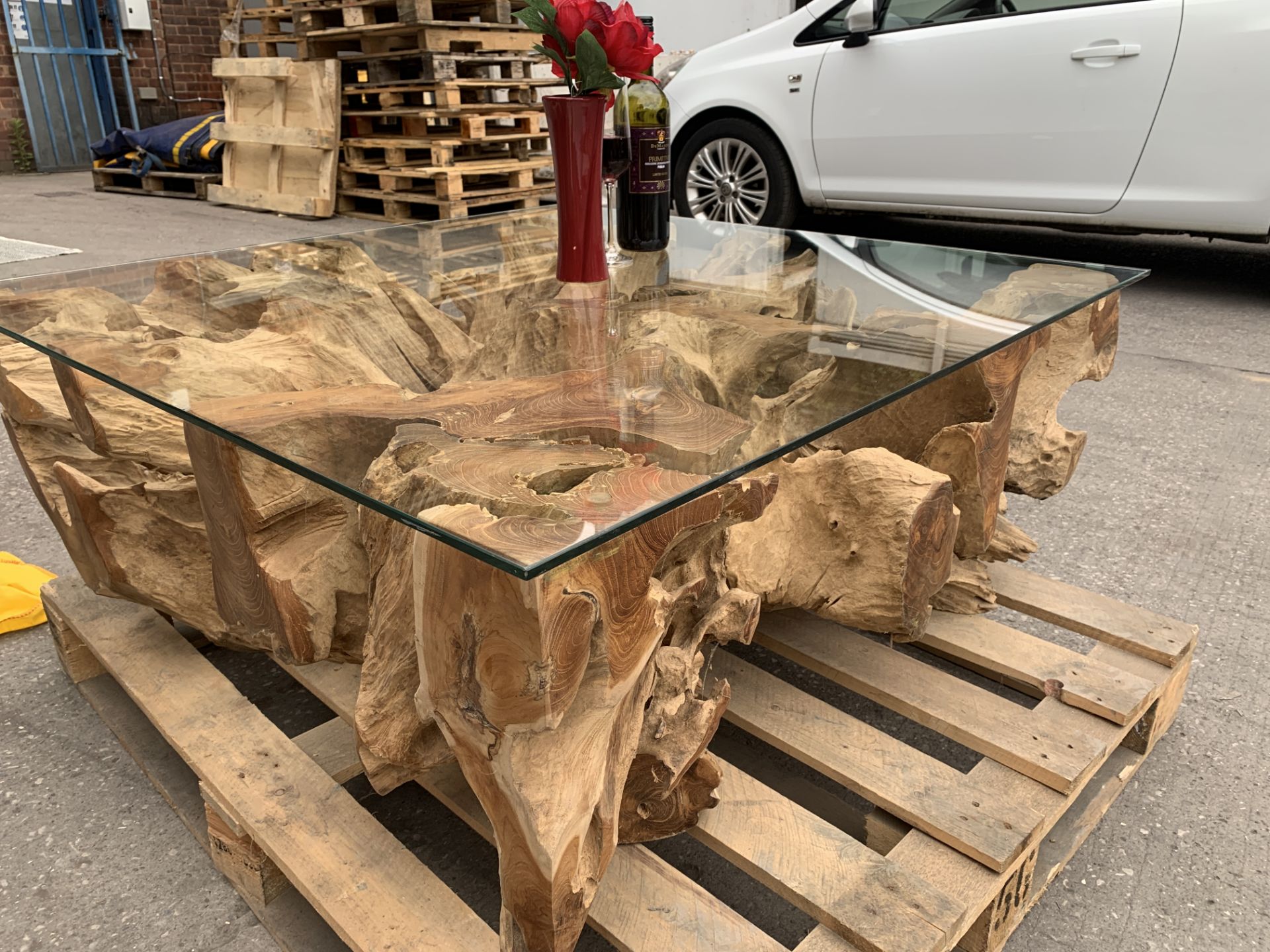 SOLID WOODEN TEAK ROOT SQAURE COFFEE TABLE WITH GLASS TOP L100 X W100 X H40 RRP £995 - Image 3 of 4