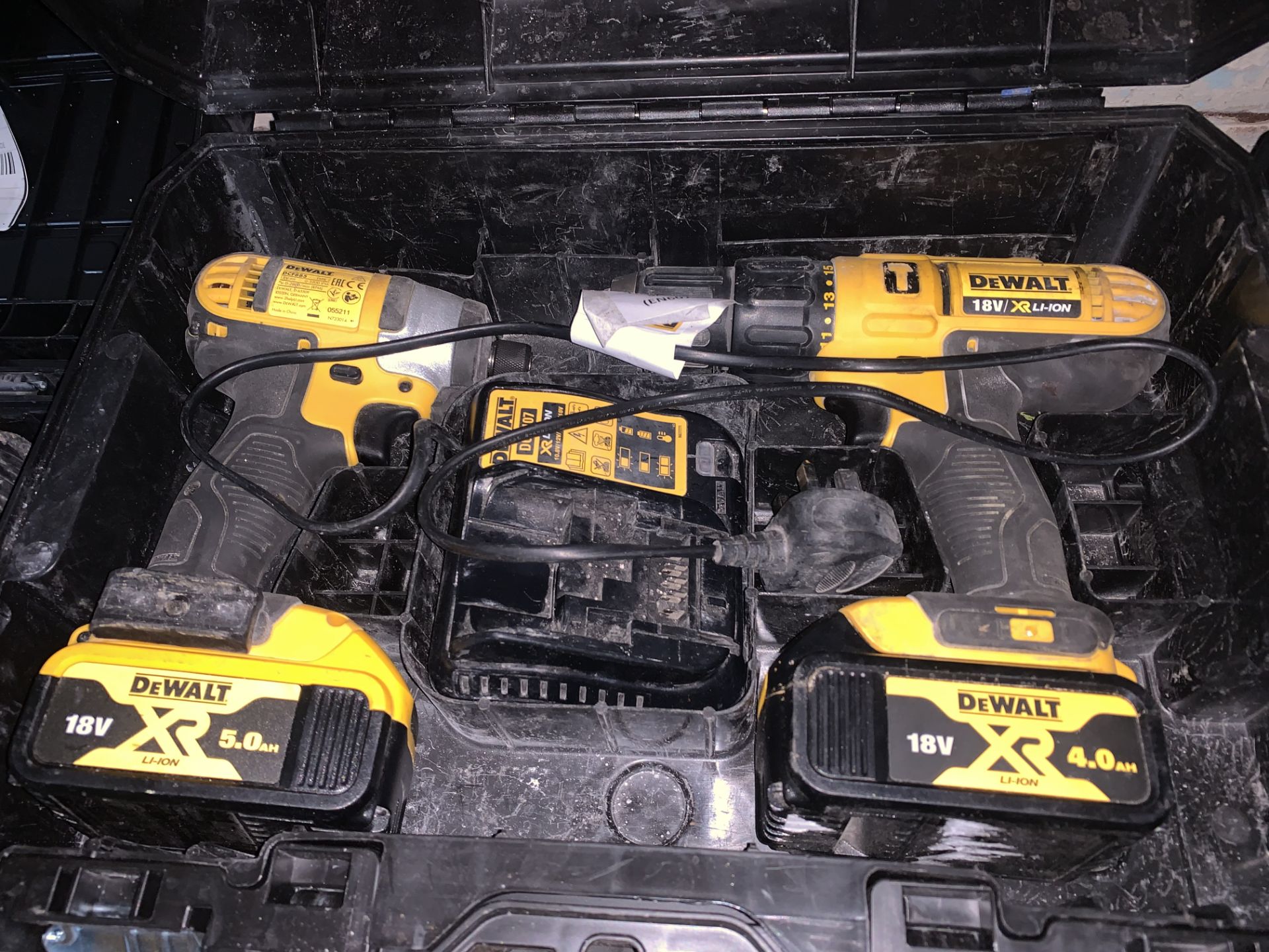 DEWALT DRILL AND IMPACT DRIVER TWIN SET COMES WITH 2 BATTERIES, CHARGER AND CARRY CASE (UNCHECKED)