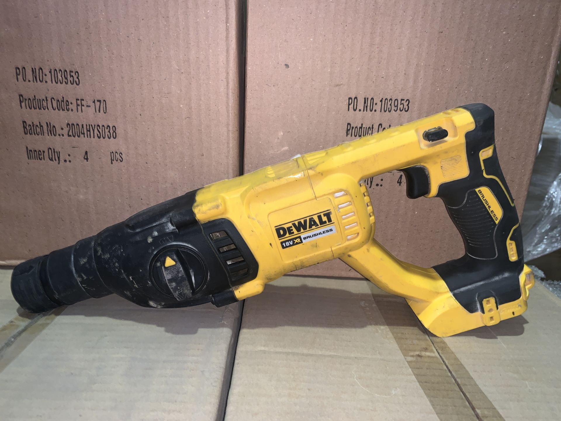 DEWALT DCH033 TYPE 1 HAMMER DRILL (UNCHECKED / UNTESTED )