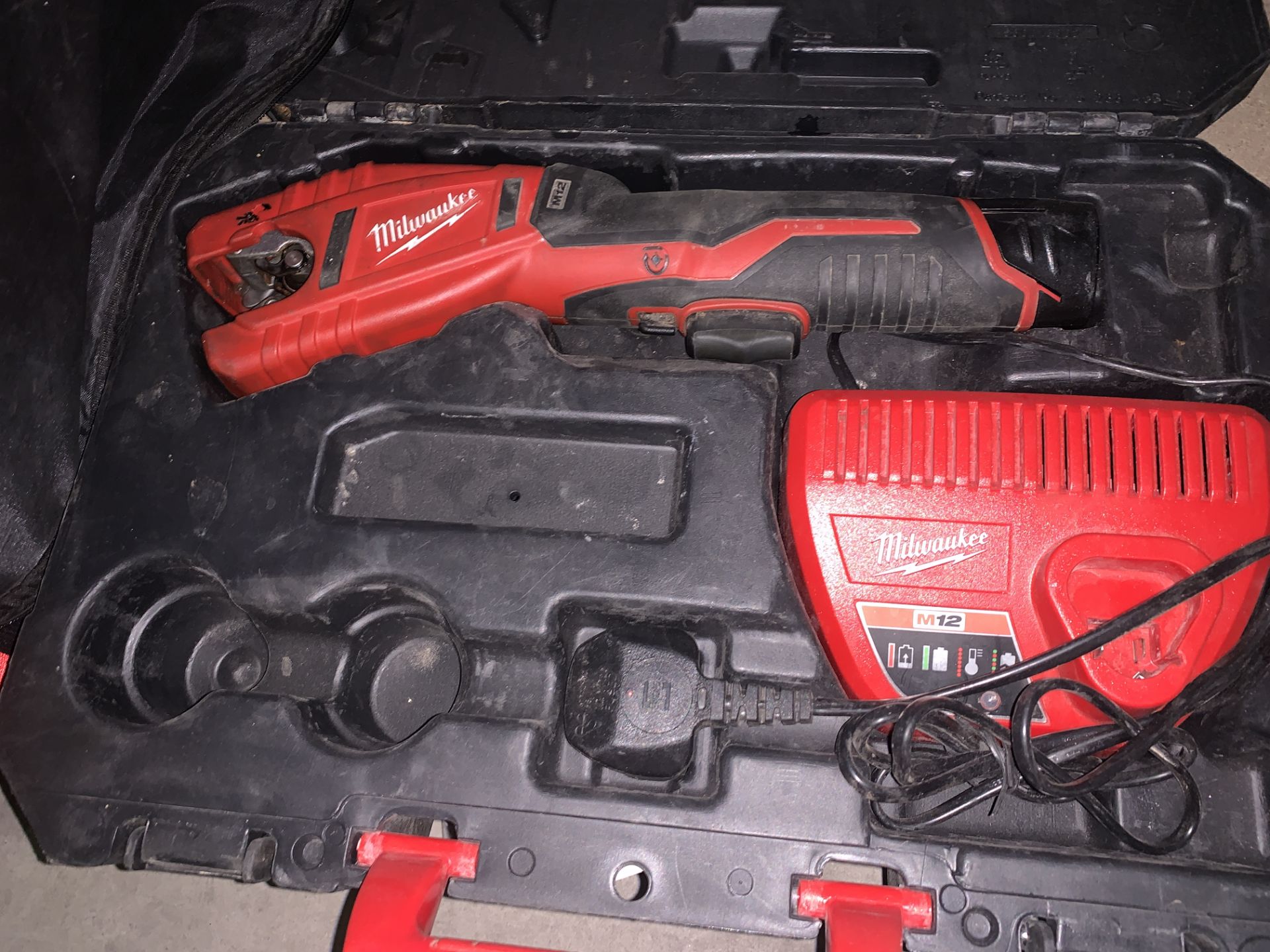 MILWAUKEE M12 PIPE CUTTER COMES WITH 1 BATTERY, CHARGER AND CARRY CASE (UNCHECKED / UNTESTED )