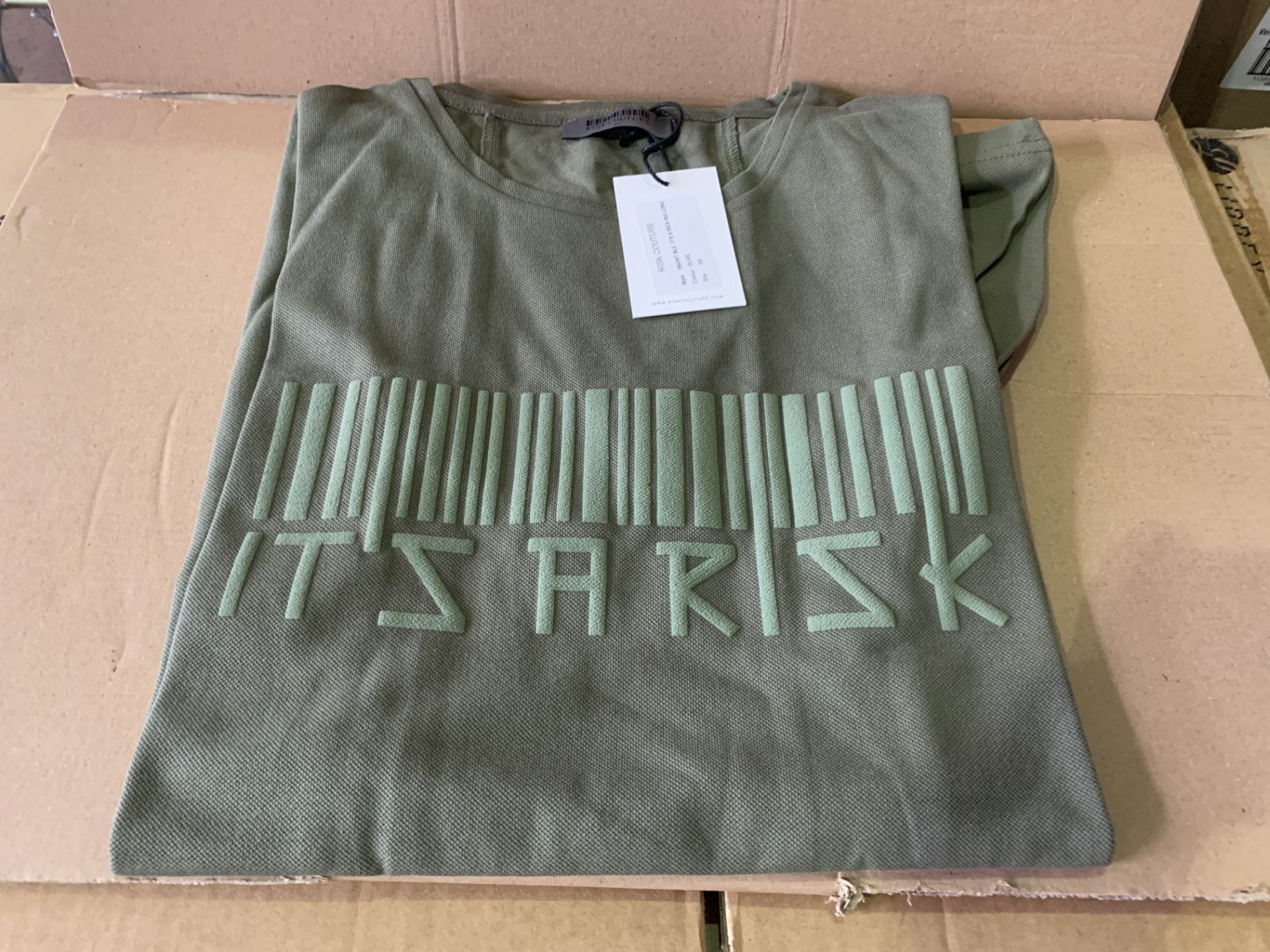 30 X BRAND NEW RISK COUTURE SHORT SLEEVED IT’S A RICK LONG FIT T SHIRTS SIZE XS OLIVE (1253/13)
