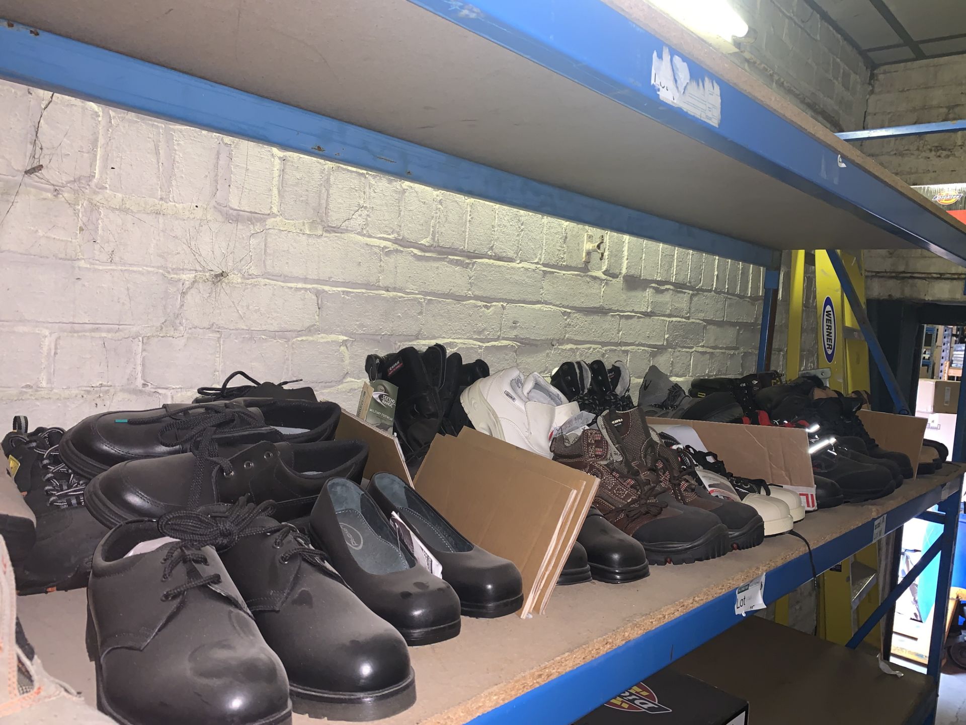 22 X VARIOUS SAFETY BOOTS/SHOES IN VARIOUS STYLES AND SIZES