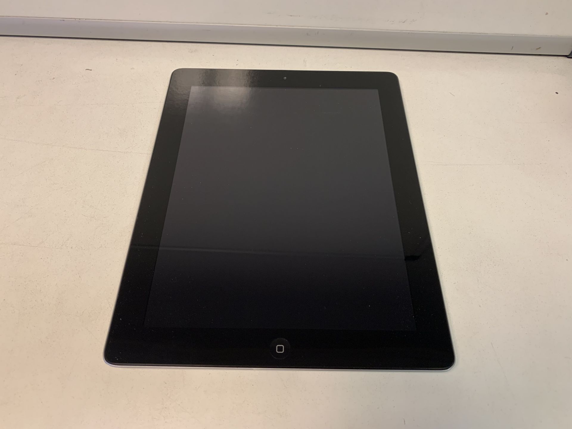 APPLE IPAD TABLET WITH 16GB SORAGE AND CHARGER