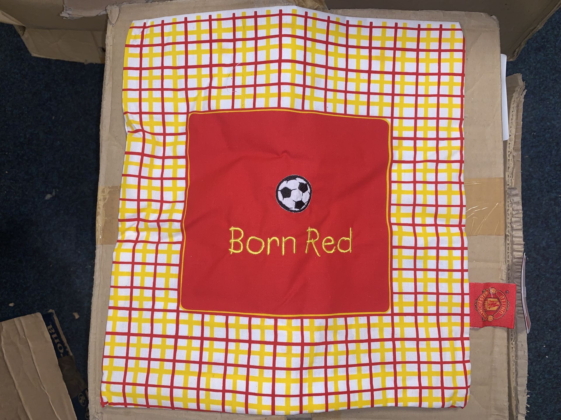 280 X BRAND NEW MANCHESTER UNITED BORN RED CUSHION COVERS (126/20)