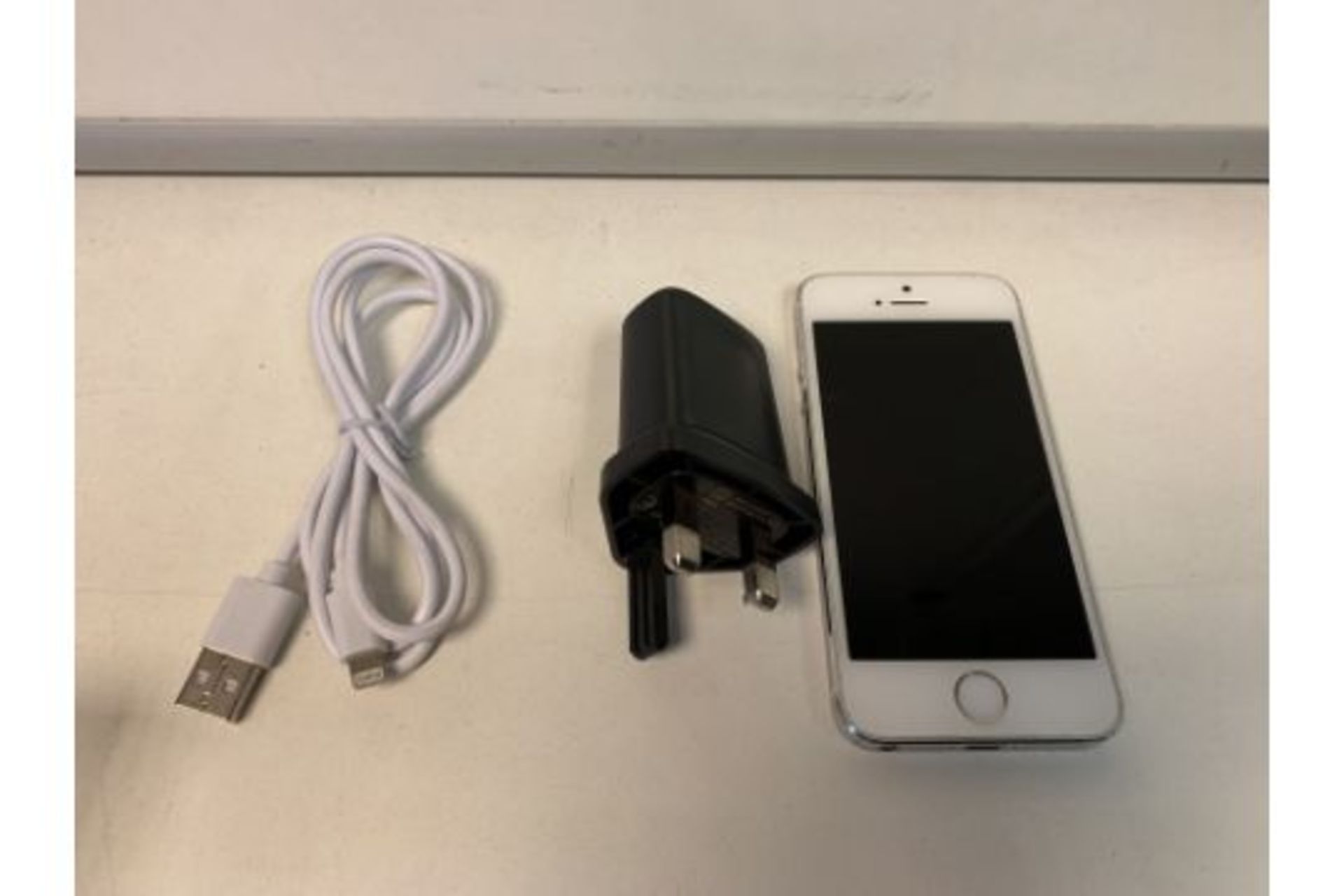 APPLE IPHONE, 16GB STORAGE WITH CHARGER (45)