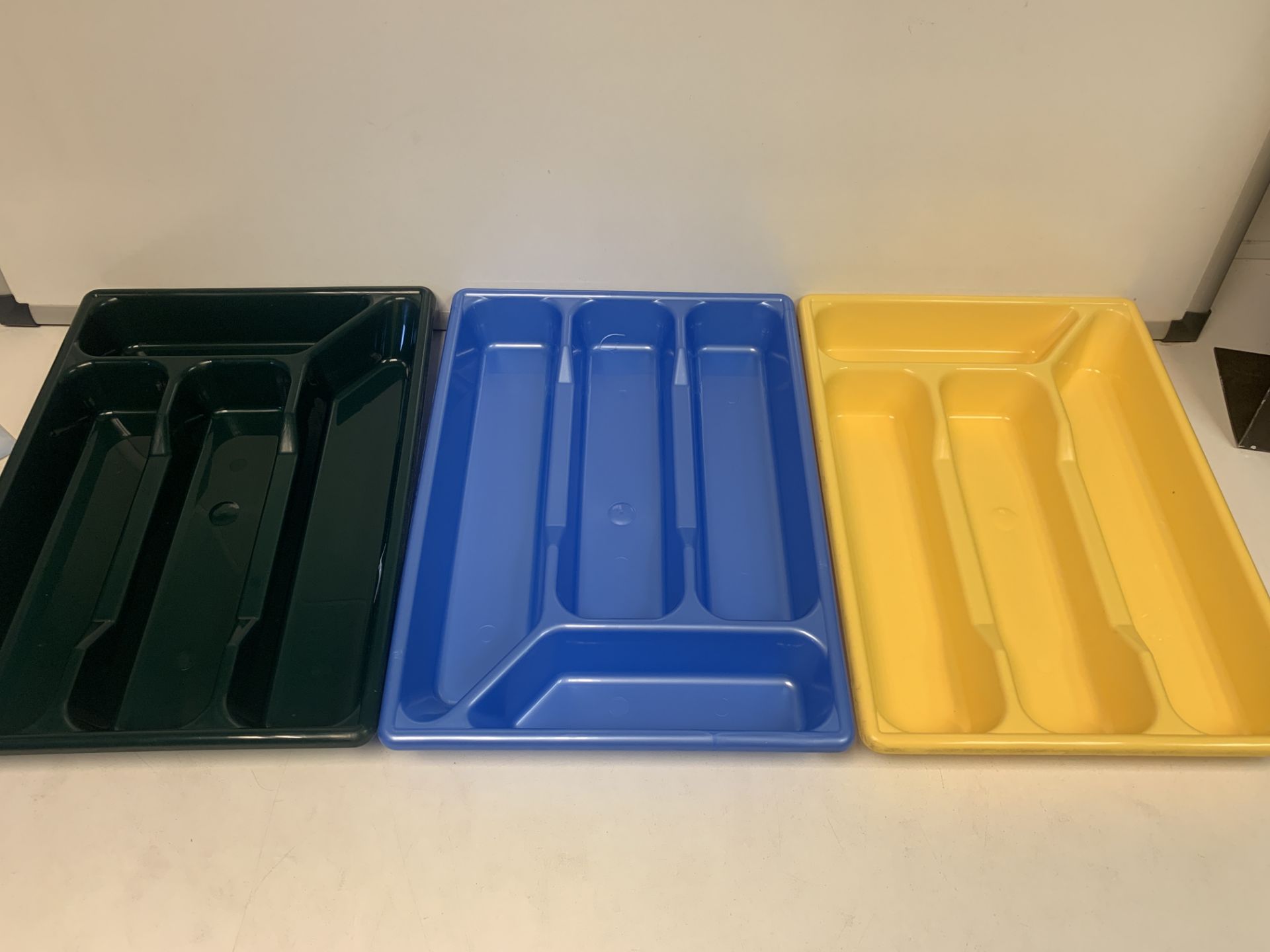 100 X BRAND NEW PLASTIC CUTTLERY ORGANISERS (COLOURS MAY VARY)