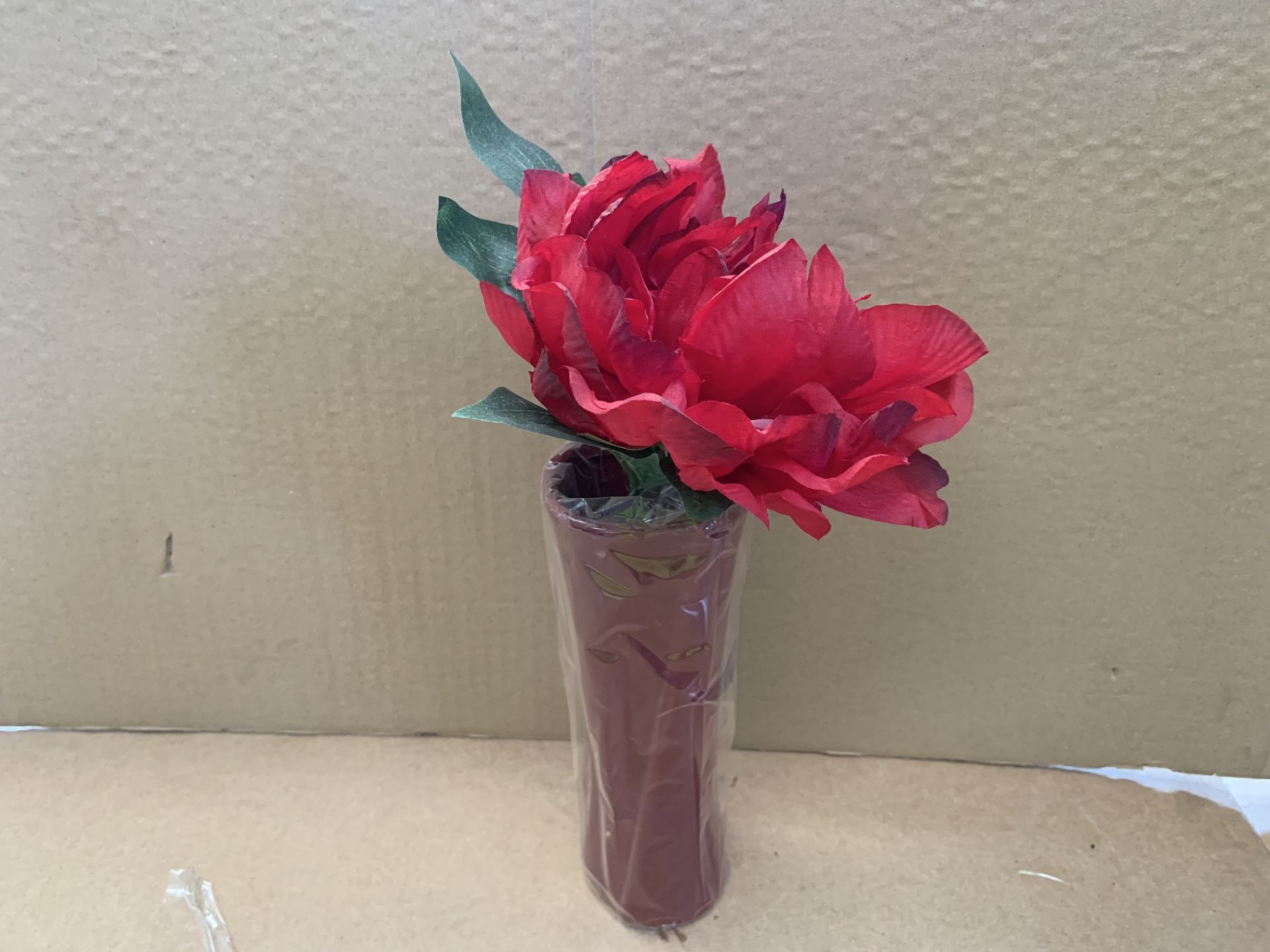 12 X BRAND NEW RED FLOWERS IN A VASE (89/27)