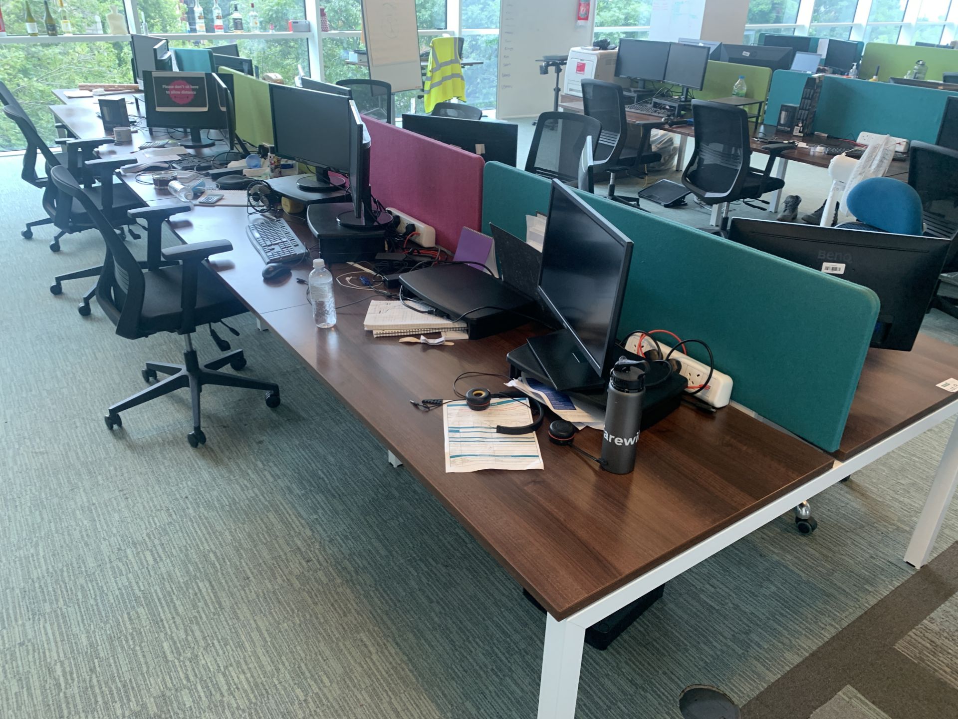 BAY OF 8 HIGH END OFFICE DESKS (CONTENTS NOT INCLUDED) - Image 2 of 2